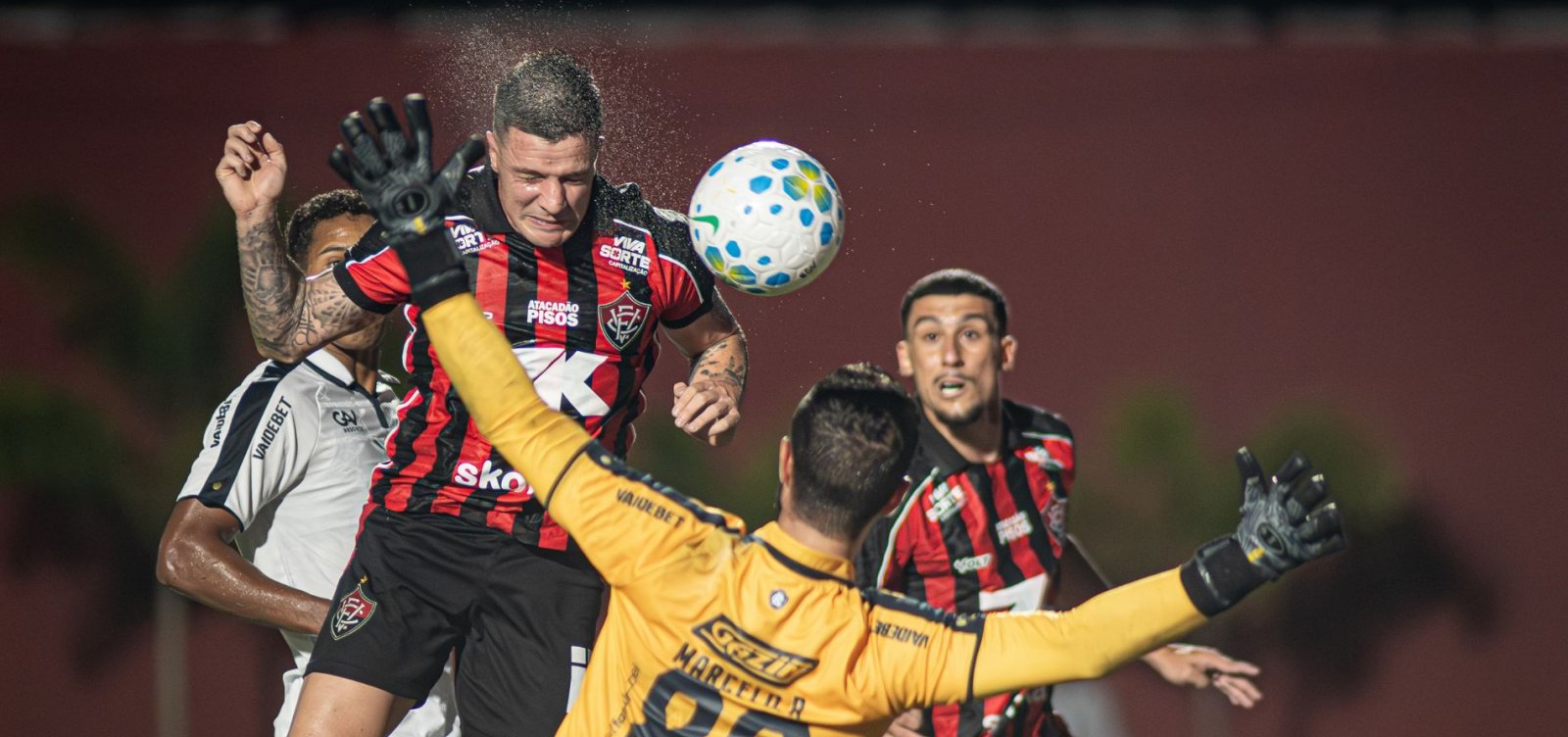 176923vitoria-bate-o-remo-no-barradao-na-estreia-do-campeonato-brasileiro-3