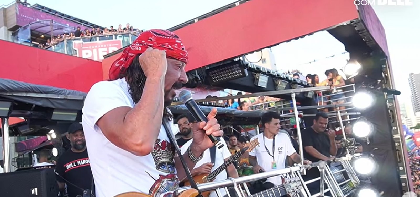 178075bell-marques-interrompe-desfile-apos-uso-de-spray-de-pimenta-no-circuito-barra-ondina-3